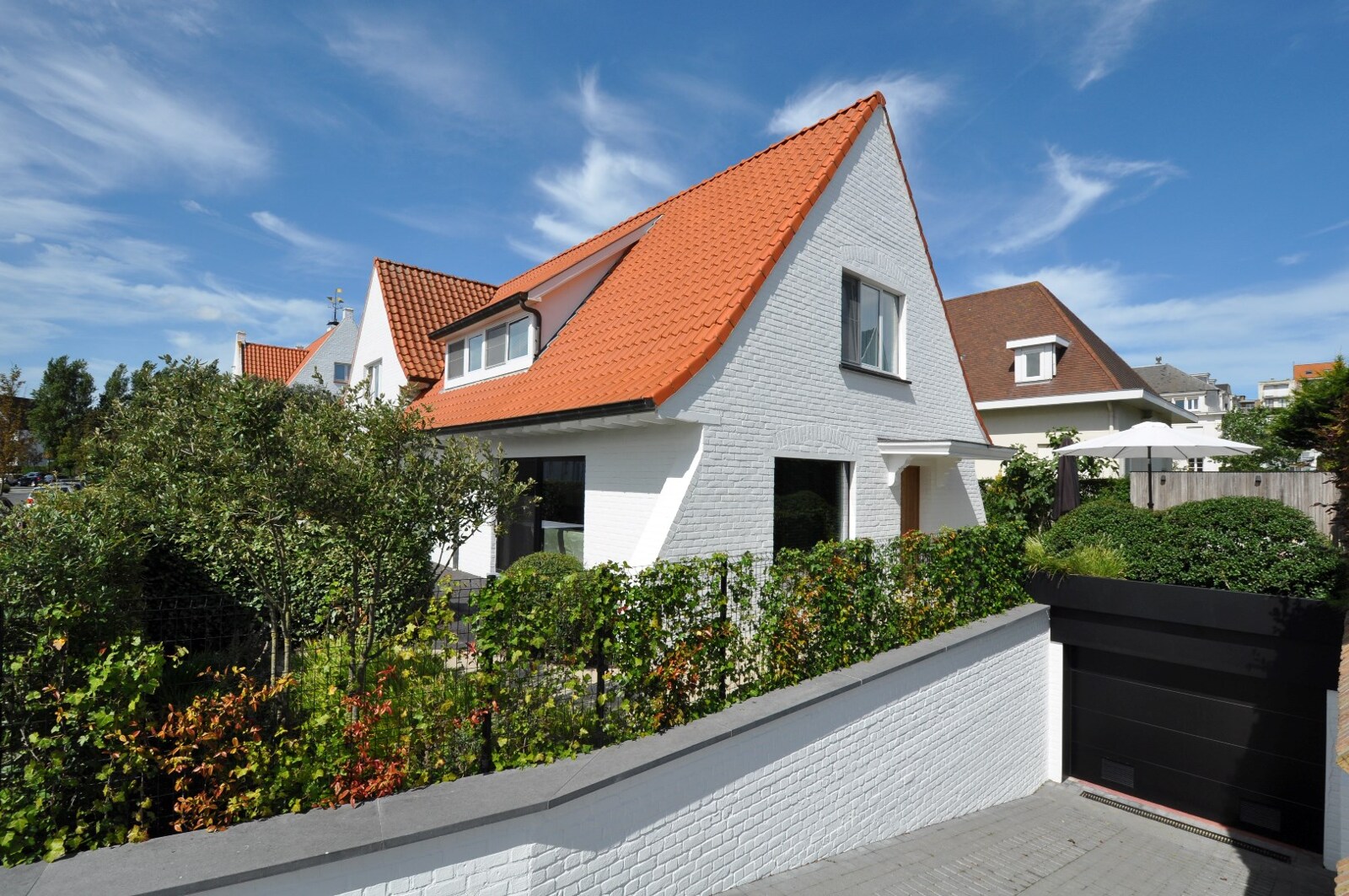 Volledig gerenoveerde villa op minder dan 300 meter van de Zeedijk gelegen!  1